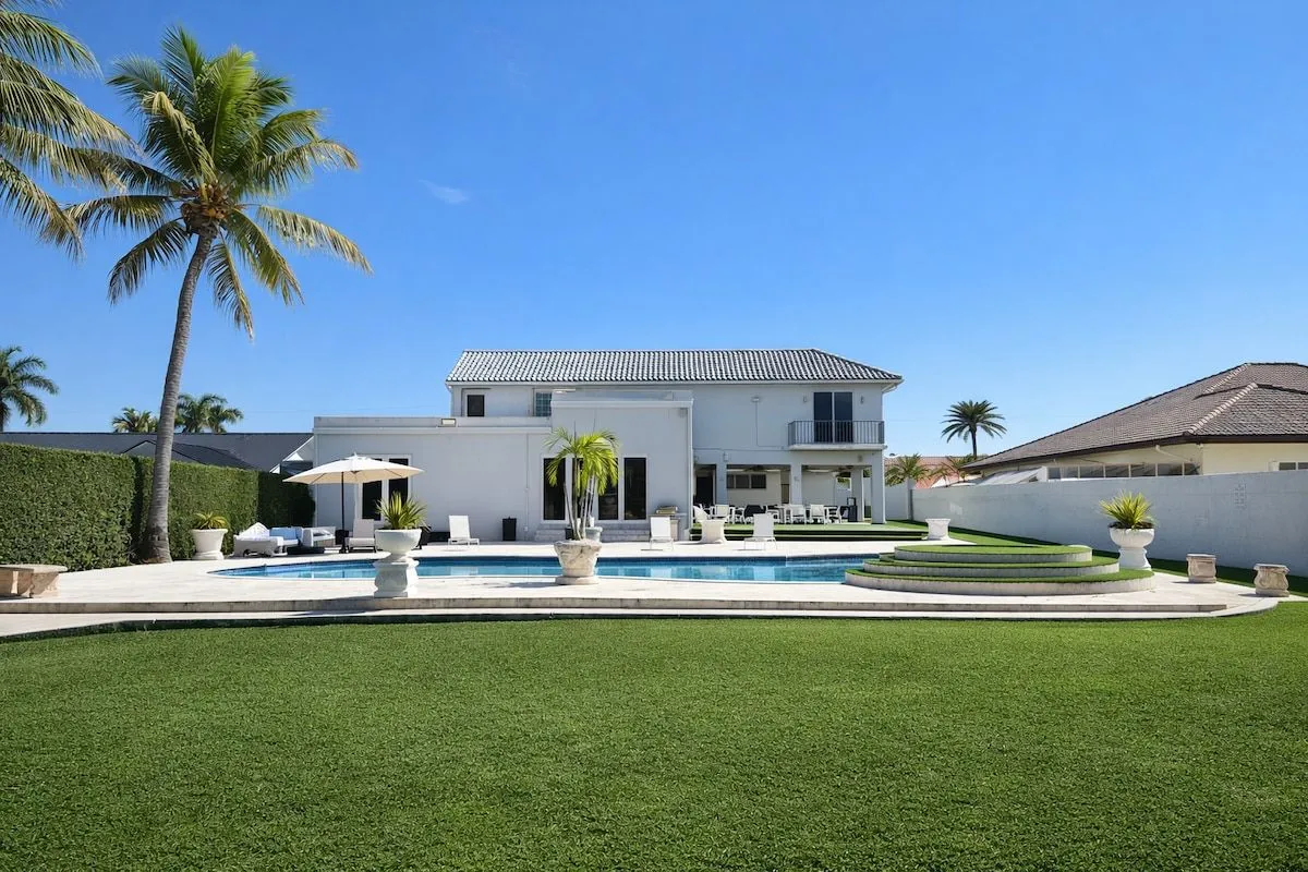 The Palm Luxury Home — Six bedrooms and room for fourteen.